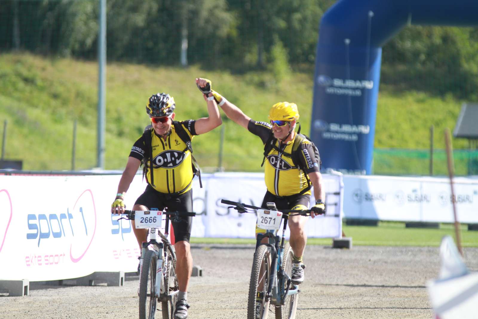 Terje Vidar Hubred (t.v.) ruller over målstreken på Lillehammer.